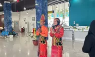 Petugas Customer Service Mobile (CSM) Berbusana Adat Sambut Penumpang di Terminal Penumpang Bandar Deli Pelabuhan Belawan