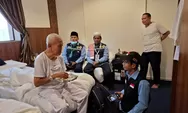 Petugas Kloter 09 KNO Visitasi Kesehatan Jemaah Haji Melalui Pendekatan Medis dan Spiritual