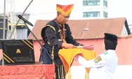 HUT ke-80 RI di Sergai Berlangsung Meriah, Bupati Darma Wijaya Pimpin Upacara dengan Busana Adat Pakpak