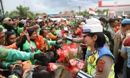 Polwan Polda Sumut Bagikan Bunga Sebagai Tanda Duka dan Kehangatan di Aksi Solidaritas Ojol
