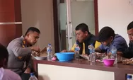 Jelang HUT Taput, Kapolres Ernis Sitinjak Makan Nasi Bungkus Dengan Wartawan