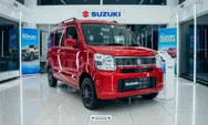 Suzuki Carry 2025 Berwarna Merah Mengkilap yang Tampil Gagah dari Tampak Depan Saat Dipamerkan di Showroom sebagai Kendaraan Niaga Siap Kerja