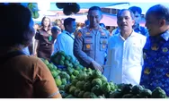 Jelang Natal 2025 dan Tahun Baru 2026, Wakapolres Samosir Bersama Forkopimda Pantau Harga Pasar dan Ketersediaan Sembako 