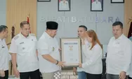 Bupati Batu Bara Baharuddin Siagian terima Anugerah Sahabat Pers Indonesia dari SMSI