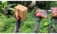 Penampakan Personel TNI Panggul Bantuan Logistik untuk Warga Terdampak Bencana di Desa Nauli 2 Sumatera Utara