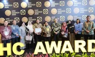 Wali Kota Sibolga Syukri Penarik Terima Penghargaan UHC Awards 2026