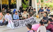 Masyarakat Sampaikan Keresahan, Anggota Dewan Beri Ruang Dialog di Depan Halaman DPRD Padangsidimpuan 