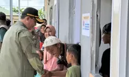 Kepala BNPB Serahkan Bantuan Sembako bagi Penghuni Huntara di Aceh Tamiang
