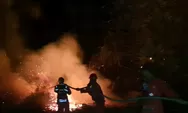 Malam Hari, Manggala Agni Amankan Rumah Warga dari Ancaman Karhutla di Desa Kembung Luar