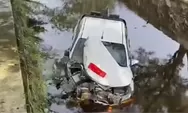 Keluar Jalur, Mobil Dobel Kabin Terjun Bebas ke Drainase Palangka Raya