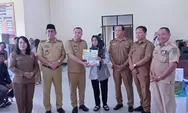 Wabup Kapuas Dodo Serahkan Bantuan Tunai untuk Korban Kebakaran dan Puting Beliung di Kantor BPBD