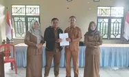 Sekcam Danau Seluluk Serahkan Sisa Kartu Huma Betang Sejahtera kepada Penerima Manfaat