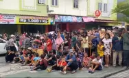 Ratusan Warga Bandar Lampung Antre Tunggu Angpao di Depan Vihara saat Perayaan Imlek 2025