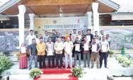 Pj Bupati Nagan Raya Serahkan Sertifikat Redistribusi Tanah Untuk Petani Mitra PT. Socfindo Seunagan