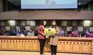 Yayasan Sasmita Jaya Hadiahkan Umroh kepada Prof. Dr. RR. Dewi Anggraeni, SH., MH atas Raihan Gelar Guru Besar