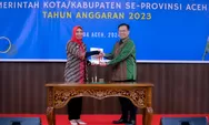 Senyuman Indah PJ. Bupati Nagan Raya dan BPK-RI Perwakilan Aceh Saat Serah Terima Laporan Keuangan Pemerintah Daerah Tahun 2023 Kabupaten Nagan Raya