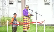 Berpakaian Adat, Wabup Suaib Mansur Pimpin Upacara Hardiknas di Luwu Utara