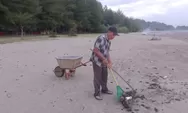 Peduli Lingkungan, Purnawirawan TNI AD Bersihkan Sampah Secara Sukarela di Bibir Pantai Suak Timah Aceh Barat