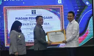 Komitmen Tingkatkan Kesadaran Hukum Masyarakat, Bupati Lutra Terima Penghargaan dari Kemenkum