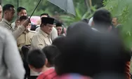 Prabowo Subianto Ziarah ke Makam Pendiri BNI Disambut Antusias Warga Banyumas Meski Hujan Turun