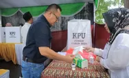 Pj Wali Kota Bekasi dan Keluarga Gunakan Hak Pilih di TPS 011 Kelurahan Sepanjang Jaya