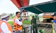 Pj Gubernur Jabar Ungkap Kendala Pembersihan Sampah di Jembatan Sapan 