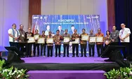 Dirjen Bina Bangda Kemendagri Serahkan Penghargaan pada Ajang ASKOMPSI Digital Leadership Government Awards 2024