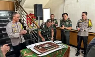 Di Hari Jadi TNI ke 79, Kapolrestro Jaktim dan Rombongan Berikan Suprice Tumpeng dan Kue Ultah