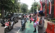 Brimob Polda Metro Jaya Gelar Aksi Pembagian 5.000 Bendera Merah Putih kepada Warga