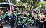 Bagikan Ribuan Mawar untuk Anggota Polri dan TNI di Monas, Komunitas Ojol: Tak Mau Terprovokasi