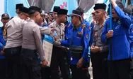 Polisi Bagikan Air Mineral dan Roti di Tengah Aksi Buruh