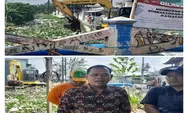 UPTD Pengolahan Persampahan Wilayah I DLH Kabupaten Bekasi  Angkat Sampah di Kali Kopeng Babelan