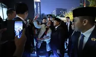 Prabowo ke Beijing, Kerumunan Mahasiswa RI Antusias Sambut di Depan Hotel Minta Selfie