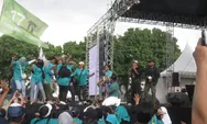 Hibur Warga dengan Lantunan Dangdut, Ucupop Berikan Hadiah untuk Penonton Paling Heboh di Festival Salam 5 Jari