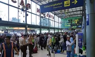 Padatnya Situasi di Stasiun Pasar Senen saat H+3 Lebaran