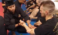 Saat Bule dari Eropa Belajar Pencak Silat di Cimande Bogor