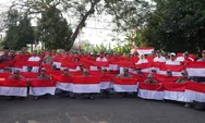 Pj Bupati Bogor Bagi-bagi Bendera Merah Putih untuk Warga di Sukaraja