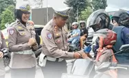 Satlantas Polresta Bogor Kota Bagikan Snack ke Pengendara di Jalan dalam OPS Lilin Lodaya