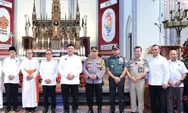 Misa Malam Natal Menkopolkam dan Kapolri Sambangi Gereja Katedral Jakarta