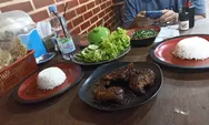 Ayam Bakar Kecap Pedas dan Nasi Timbel Terbaik di Puncak, Harga Ramah Kantong!