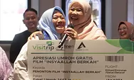 Nobar Film Insya Allah Berkah, Eva Susmanto Serahkan Tiket Umroh Gratis Ke Guru Ngajinya