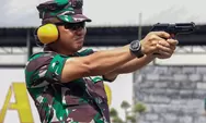 Danmenkav 2 Mar dan Jajaran Berlatih Menembak Pistol di Lapangan Kesatrian Surabaya