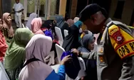 Safari Ramadan Kapolres Serang Bersama Emak-emak Jawilan, Bagi Sembako dan Tas Sekolah