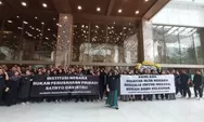 Ratusan ASN Gelar Aksi Unjuk Rasa di Kantor Kemdiktisaintek, Sentil Menteri Satryo Diduga Suka Main Pecat