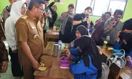 Gubernur Banten Andra Soni Tinjau Uji Coba Makan Bergizi Gratis di SMKN 1 Anyer