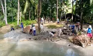 Anak Sekolah Kesulitan Menyebrang Kali Saat Musim Hujan, Warga Desa Manglid Swadaya Bangun Jembatan 