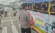 Polres Serang Bagi Bagi Takjil di Sepanjang Jalan Kragilan Kabupaten Serang