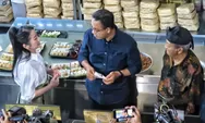 Kunjungi Gerai Lunpia Cik Me Me, Anies Baswedan Serap Keluhan UMKM