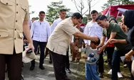 Warga Antusias Sapa Prabowo Saat Nyoblos Pilkada di Bojong Koneng