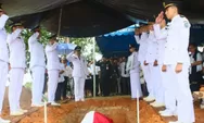 Pemakaman Mantan Wabup Barut Ompie Herby, Pj Sekda Jufriansyah Jadi Inspektur Upacara